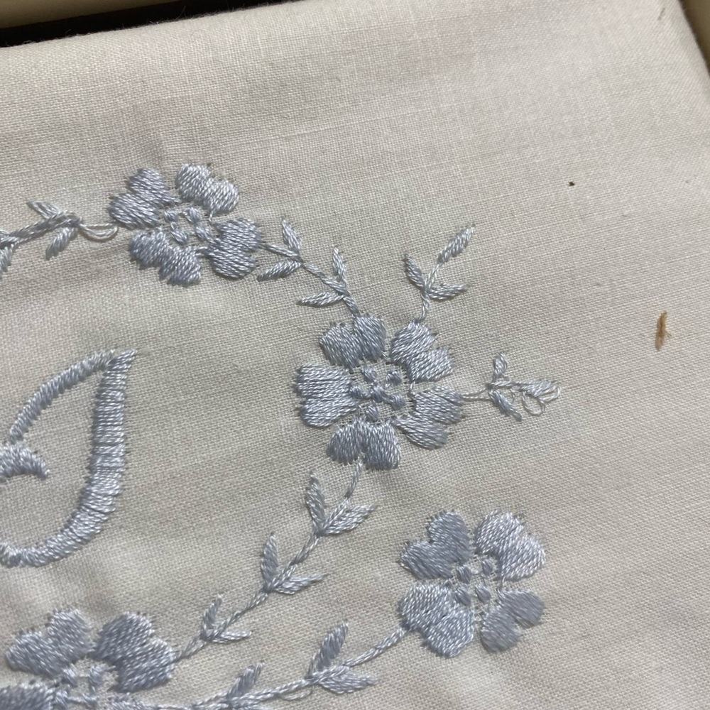 Vintage, Victory, Set of Embroidered His and Hers Pillowcases. In Original Box. - Picture 4 of 6